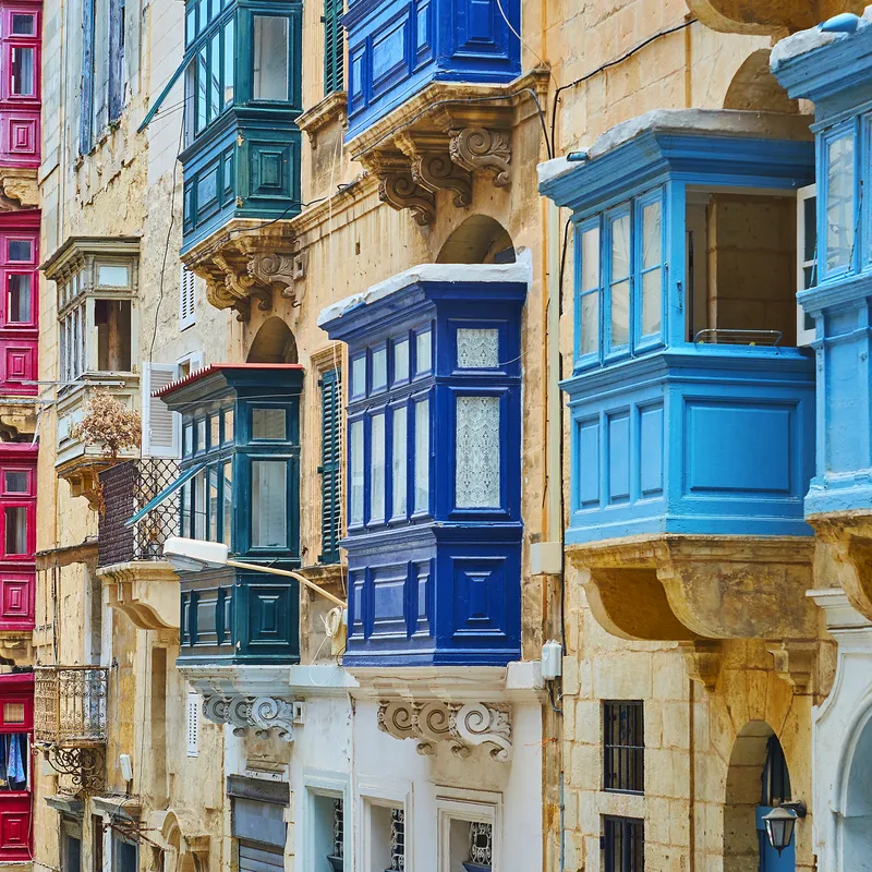Farbige maltesische Balkone entlang der Republic Street in Valletta, Malta.