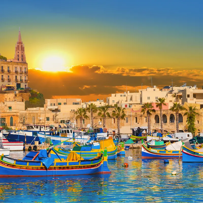 Boote im Hafen von Marsaxlokk auf Malta bei Sonnenuntergang