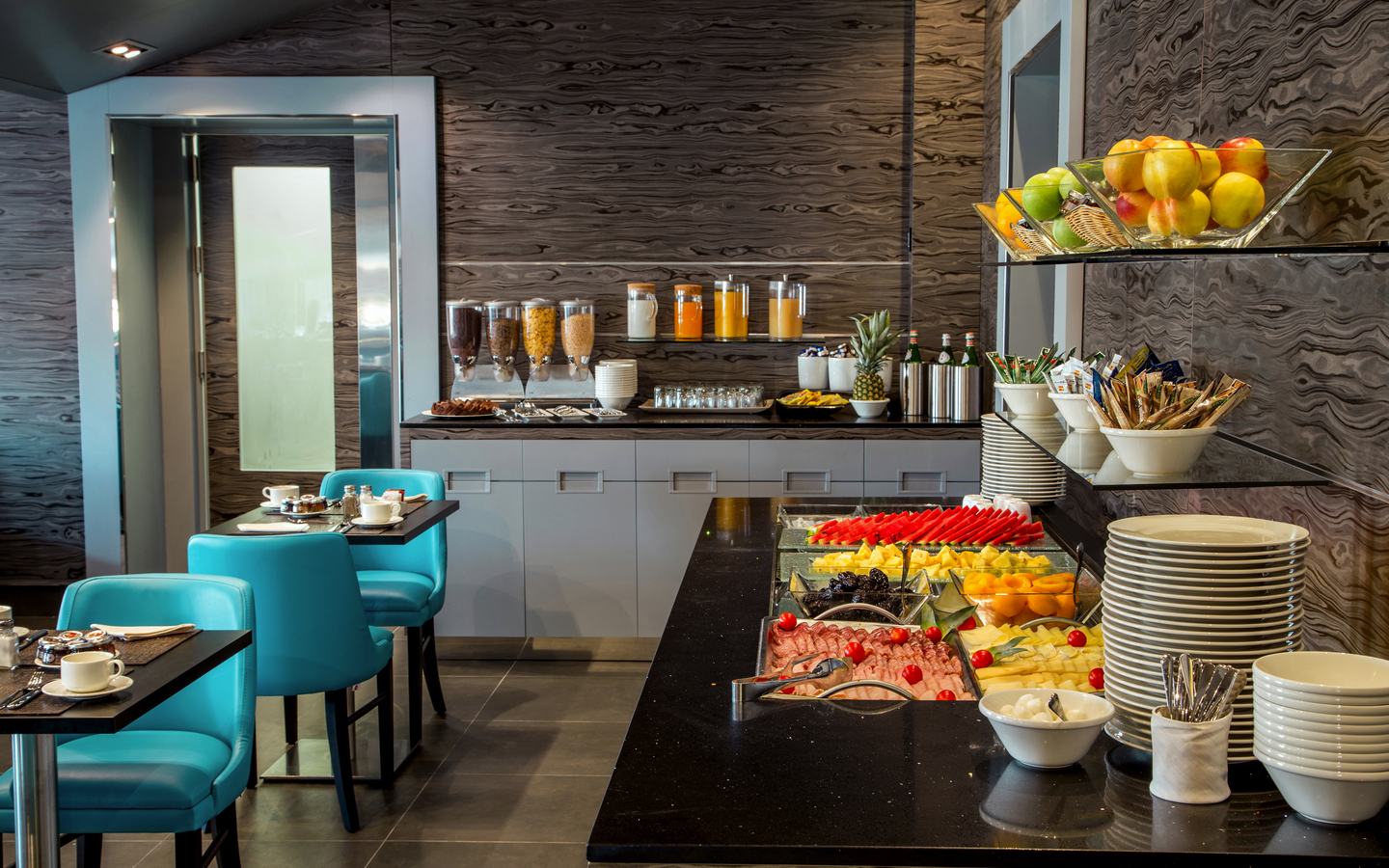 Frühstücksbuffet mit kalten Speisen in einem modernen Hotelrestaurant.