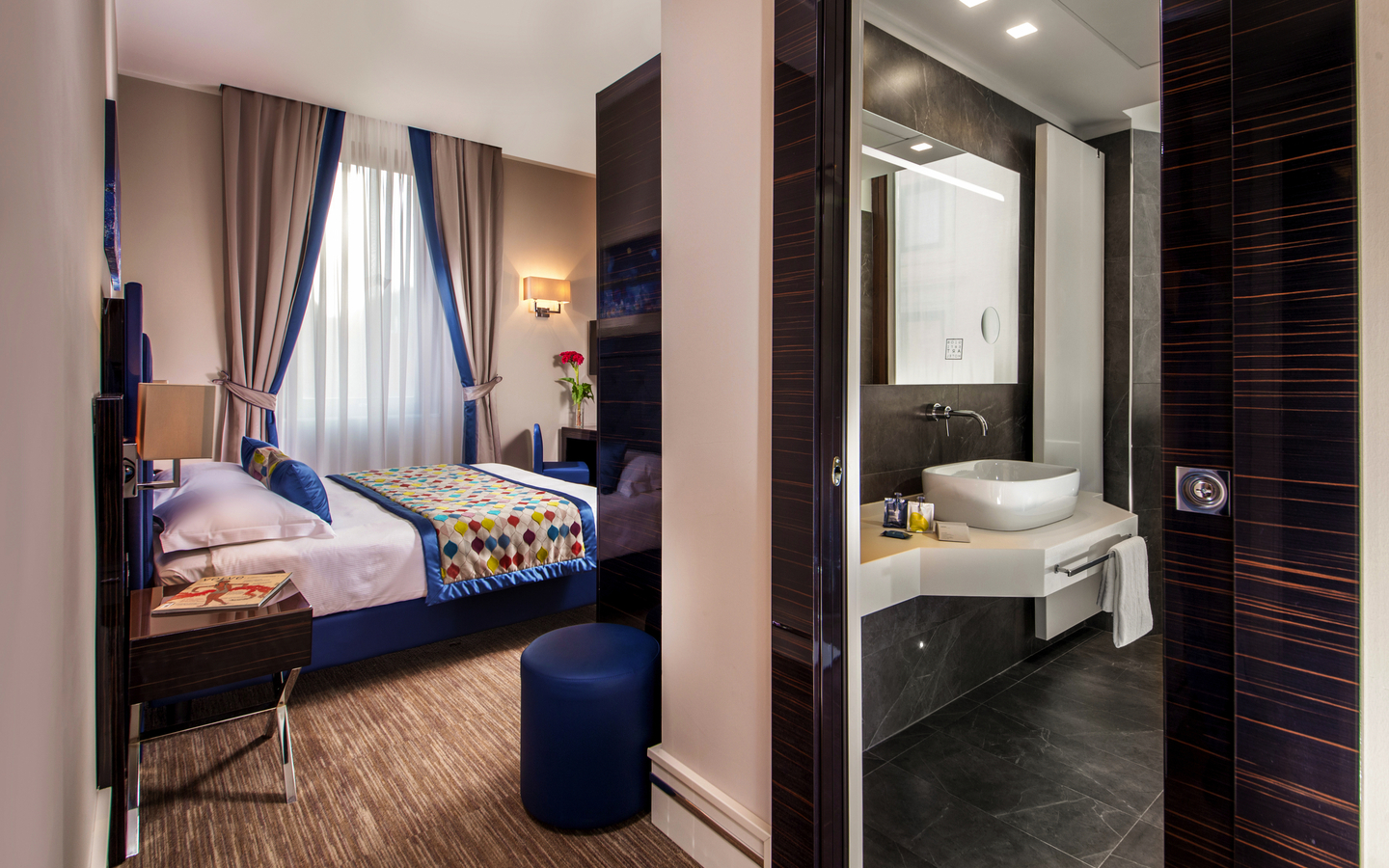Modernes Hotelzimmer mit Doppelbett und angrenzendem Badezimmer in Rom