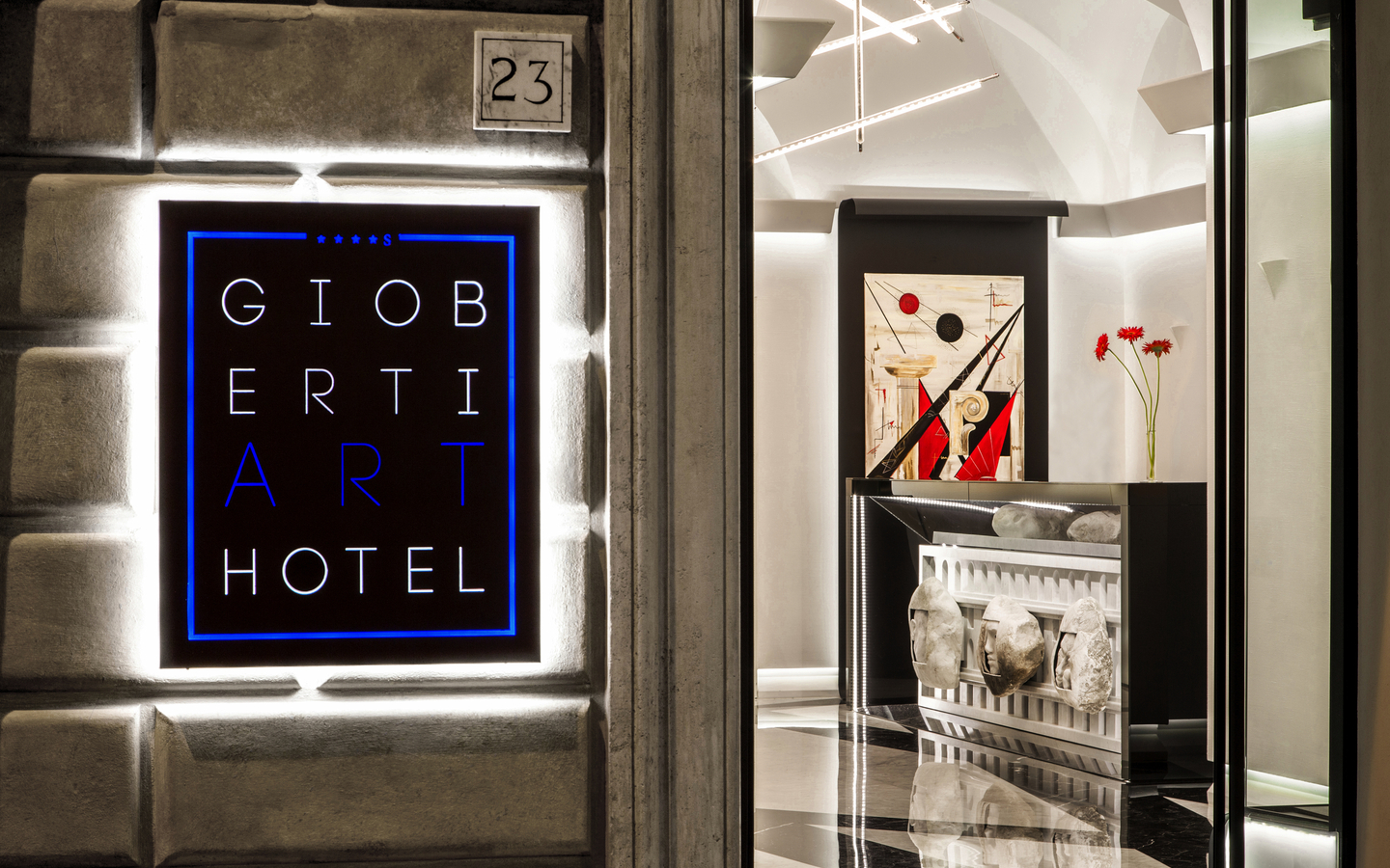 Hotel-Eingangsbereich mit Schild 