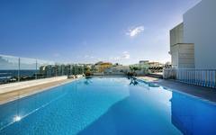 Pool auf dem Dach des Hotel Plaza Regency in Malta bei sonnigem Wetter