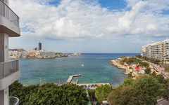 Blick auf das Meer und Küstengebäude in Malta von einem Hotelbalkon.