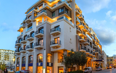 Mehrstöckiges Hotel in urbaner Umgebung bei Tagesende.