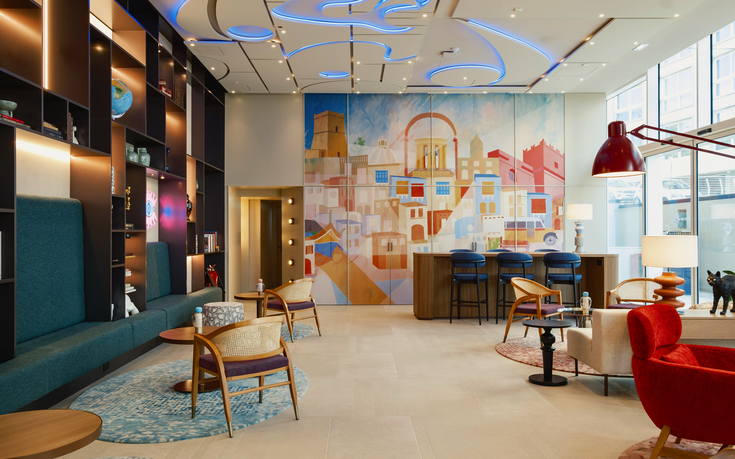 Moderne Hotel-Lobby mit bunten Wandmalereien und eleganten Möbeln