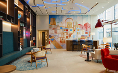 Moderne Hotel-Lobby mit bunten Wandmalereien und eleganten Möbeln