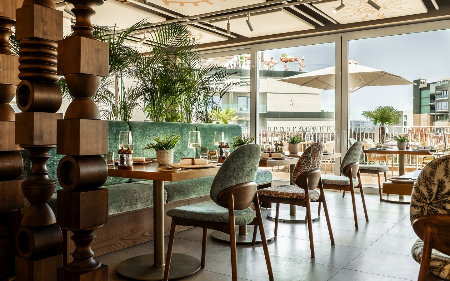 Restaurant mit moderner Einrichtung und Pflanzen im Hyatt Centric Malta
