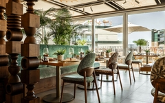 Restaurant mit moderner Einrichtung und Pflanzen im Hyatt Centric Malta