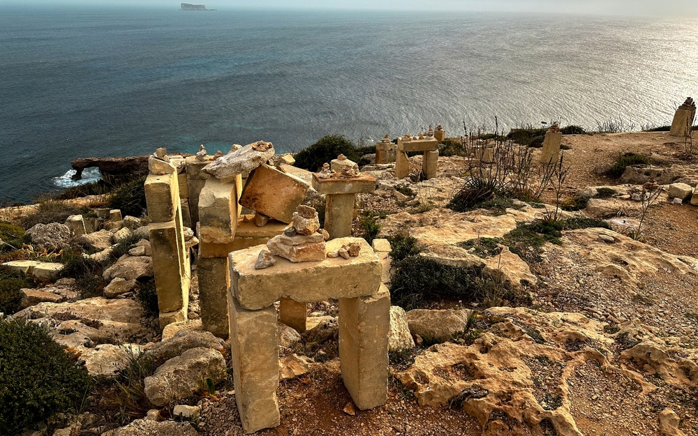 Steinmonumente auf einer Klippe mit Blick auf das Meer in Malta bei Hagar Qim.