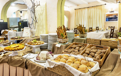Frühstücksbuffet mit Brotauswahl und Gebäck in einem Hotelrestaurant.