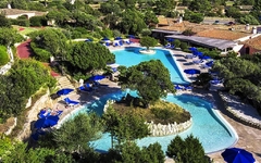 Außenaufnahme eines Hotels mit Pool und Sonnenschirmen in Sardinien.