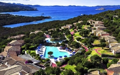 Blick auf Hotelanlage mit Pool und umliegender Landschaft in Sardinien, Italien