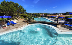 Poollandschaft des Hotel Colonna Country & Sporting auf Sardinien mit Sonnenschirmen