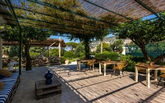 Überdachte Terrasse mit Tischen und Stühlen im Sopramare Resort, Italien.