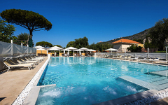 Poollandschaft im Sopramare Resort an der Amalfiküste bei sonnigem Wetter
