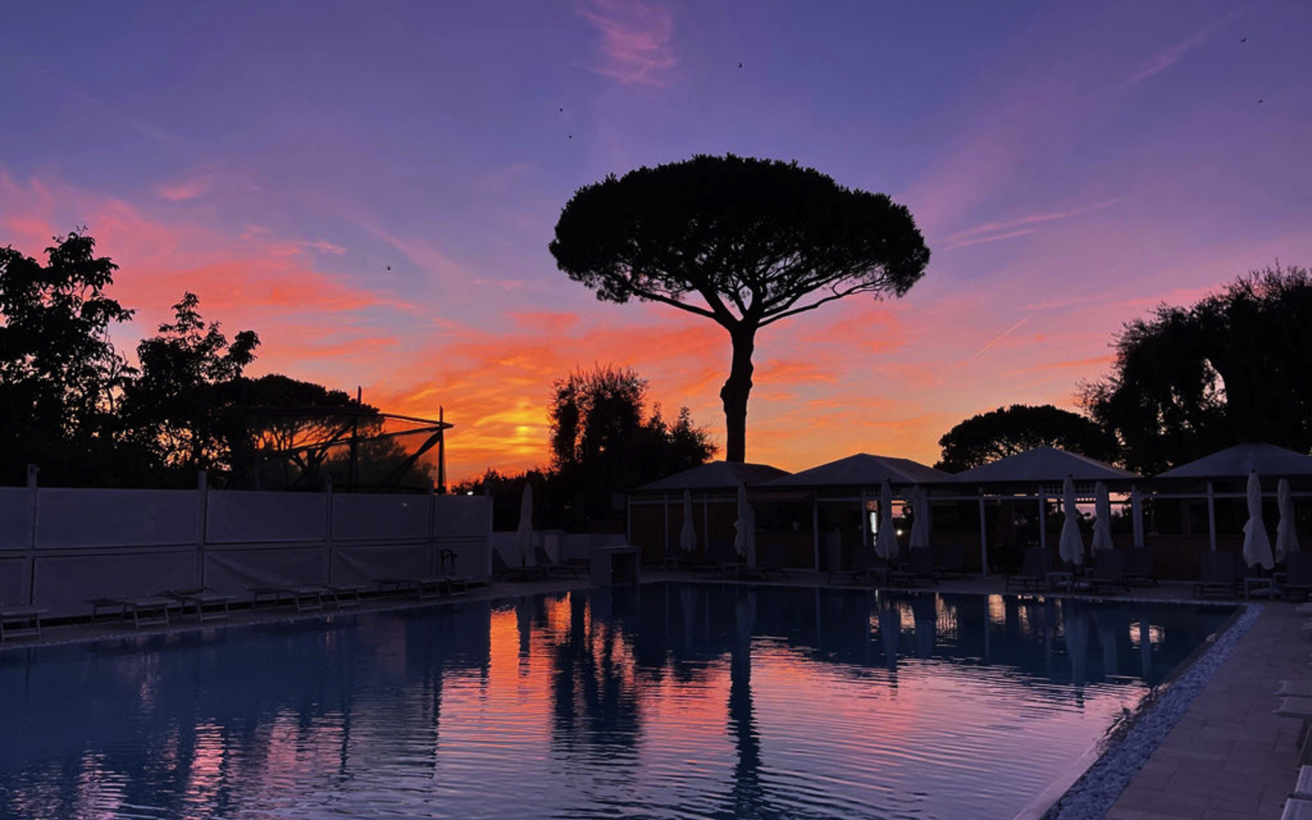 Pool bei Sonnenuntergang im Sopramare Resort, Amalfiküste, Italien.
