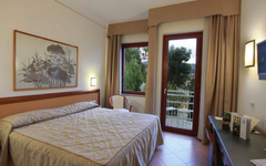 Hotelzimmer mit Doppelbett, Fenster und Balkon an der Amalfiküste, Italien.