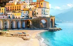 Bunte Gebäude an der Amalfiküste in Italien am Strand von Amalfi.