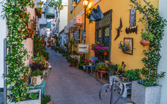 Bunte Straße auf Ischia, Italien