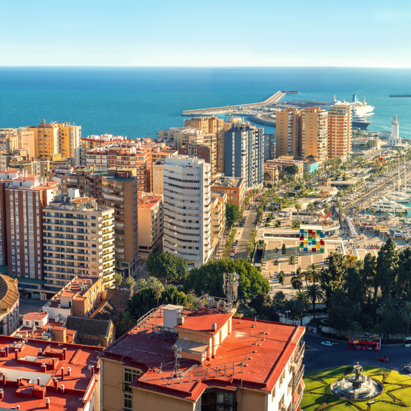 Stadtansicht von Málaga mit Stierkampfarena und Hafen im Hintergrund