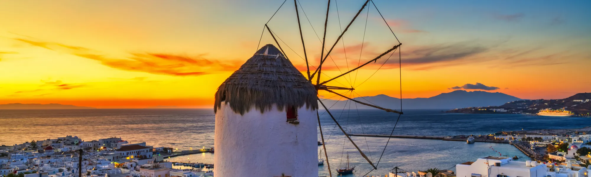 Windmühle auf Mykonos bei Sonnenuntergang, Griechenland.