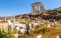 Ruinen eines antiken Tempels auf der Insel Delos in Griechenland bei Sonnenschein.