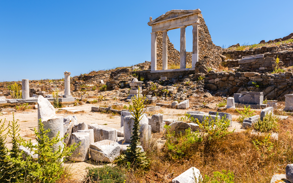 Ruinen eines antiken Tempels auf der Insel Delos in Griechenland bei Sonnenschein.