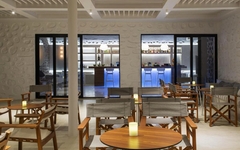 Barbereich mit Holzmöbeln im Alkistis Beach Hotel, Mykonos.