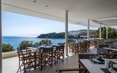 Restaurant mit Meerblick im Alkistis Beach Hotel, Mykonos, Griechenland.