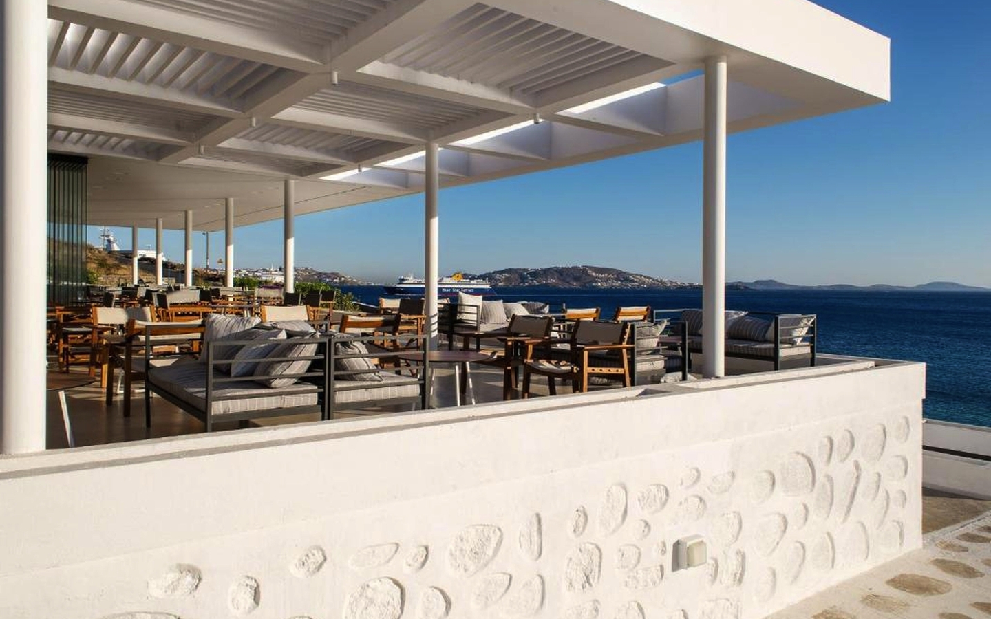 Außenbereich eines Restaurants mit Meerblick auf Mykonos.