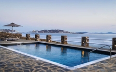 Pool mit Meerblick im Alkistis Beach Hotel, Mykonos, Griechenland