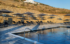 Pool mit Sonnenliegen und Sonnenschirmen am Alkistis Beach Hotel, Mykonos.