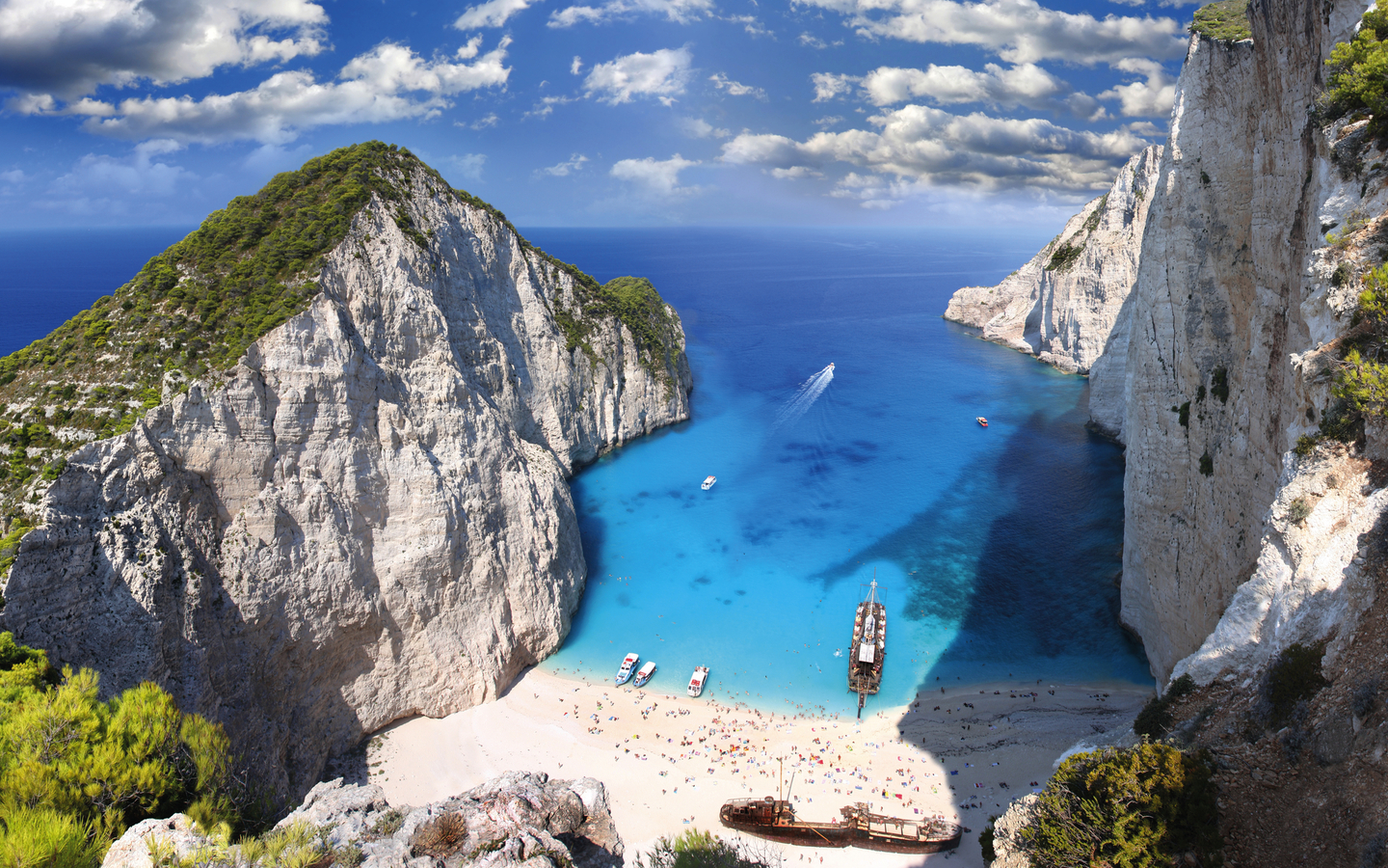 Panorama von Zakynthos mit Strand, klarem Wasser und steilen Felsen.
