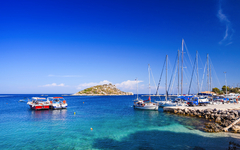 Boote im Hafen von Agios Nikolaos auf Zakynthos, Griechenland bei blauem Himmel.