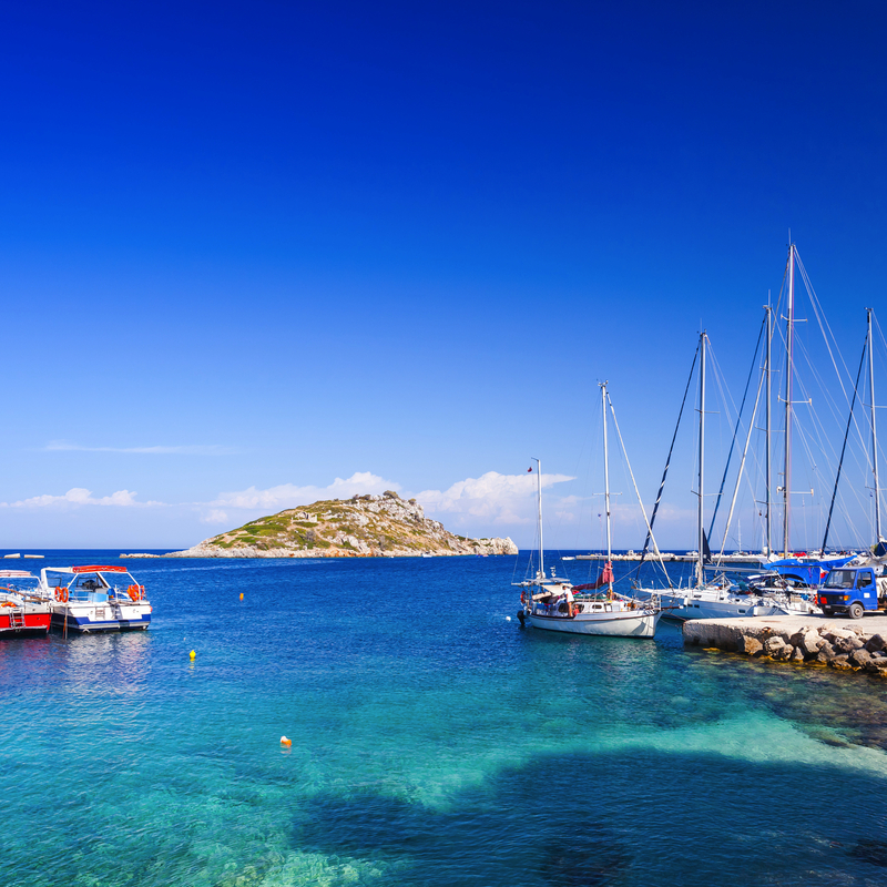 Boote im Hafen von Agios Nikolaos auf Zakynthos, Griechenland bei blauem Himmel.