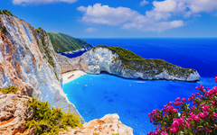 Navagio Beach mit Schiffswrack auf Zakynthos, umgeben von klarem, blauem Wasser und Klippen.