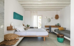 Deluxe Zimmer in einem Hotel auf Mykonos mit modernem Dekor und Doppelbett.