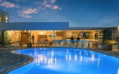 Hotelpool bei Abenddämmerung mit Beleuchtung in Mykonos, Griechenland.