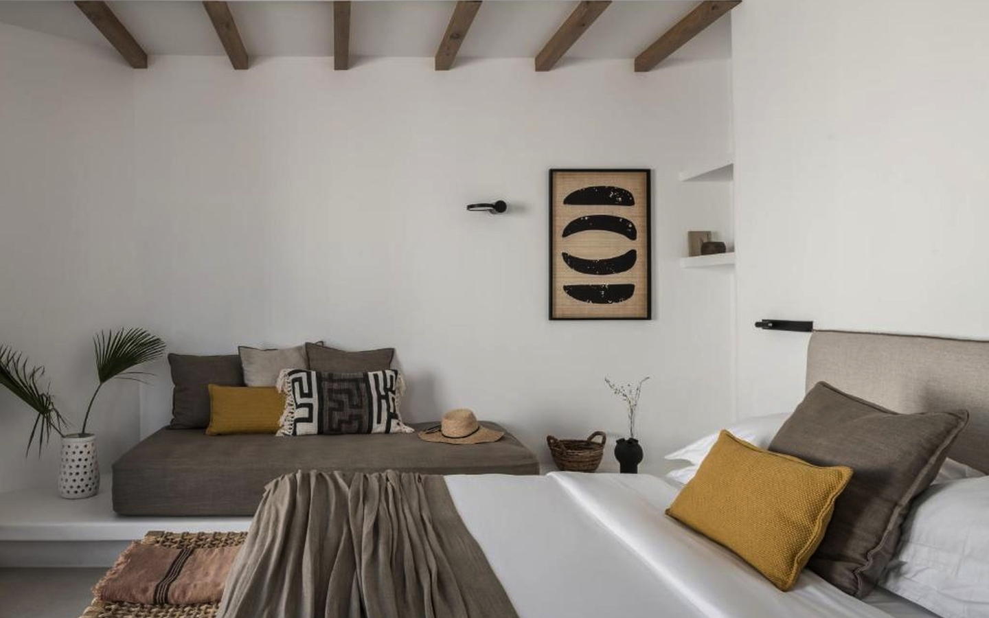 Junior Suite mit modernem Design auf Mykonos, Griechenland, mit Bett und Sofa.