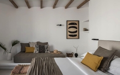 Junior Suite mit modernem Design auf Mykonos, Griechenland, mit Bett und Sofa.