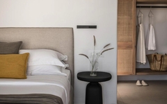 Moderne Junior Suite mit Bett, Nachttisch und offener Garderobe in Mykonos.