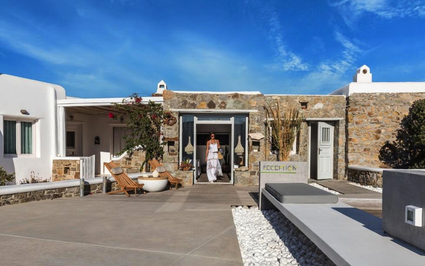 Eingang eines Hotels auf Mykonos mit blauem Himmel im Hintergrund.