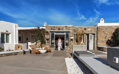 Eingang eines Hotels auf Mykonos mit blauem Himmel im Hintergrund.