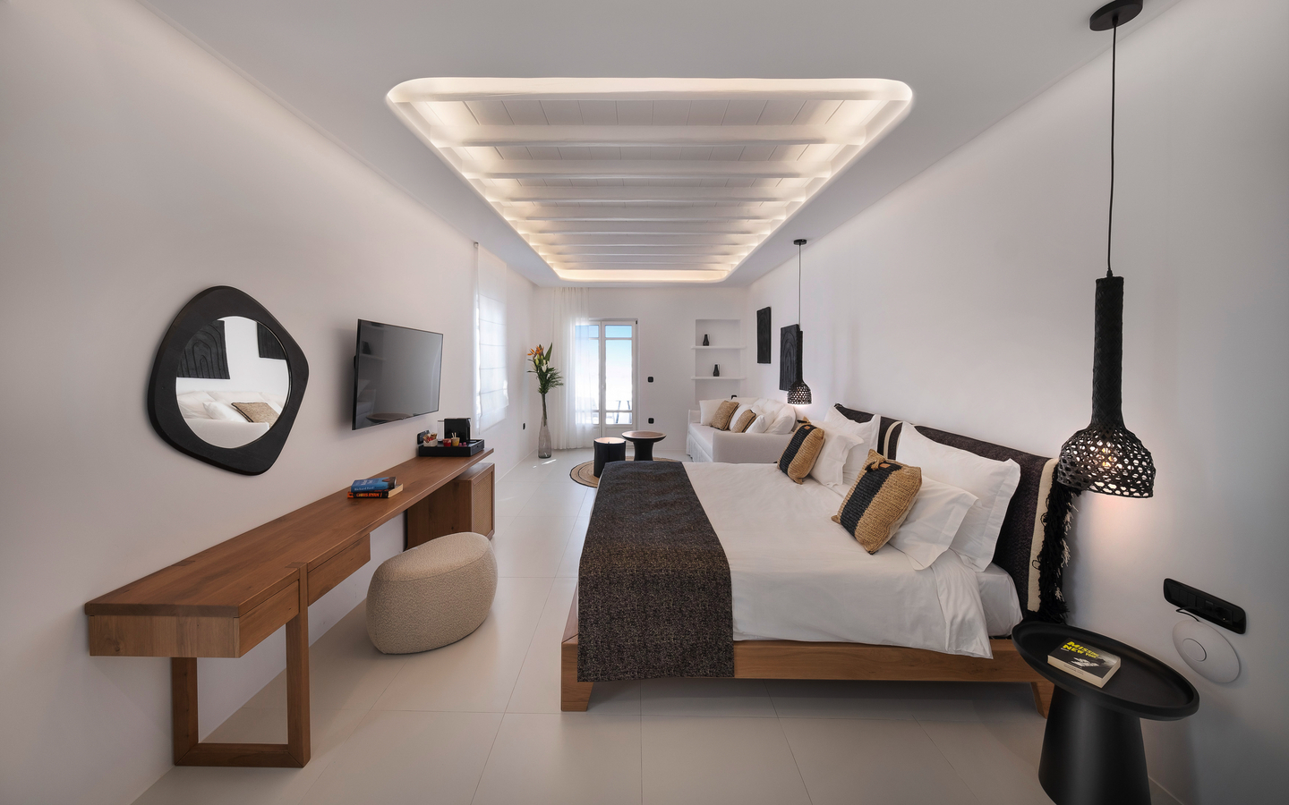 Modernes Hotelzimmer mit Doppelbett, hölzernem Schreibtisch und stilvoller Beleuchtung.