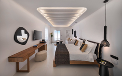 Modernes Hotelzimmer mit Doppelbett, hölzernem Schreibtisch und stilvoller Beleuchtung.