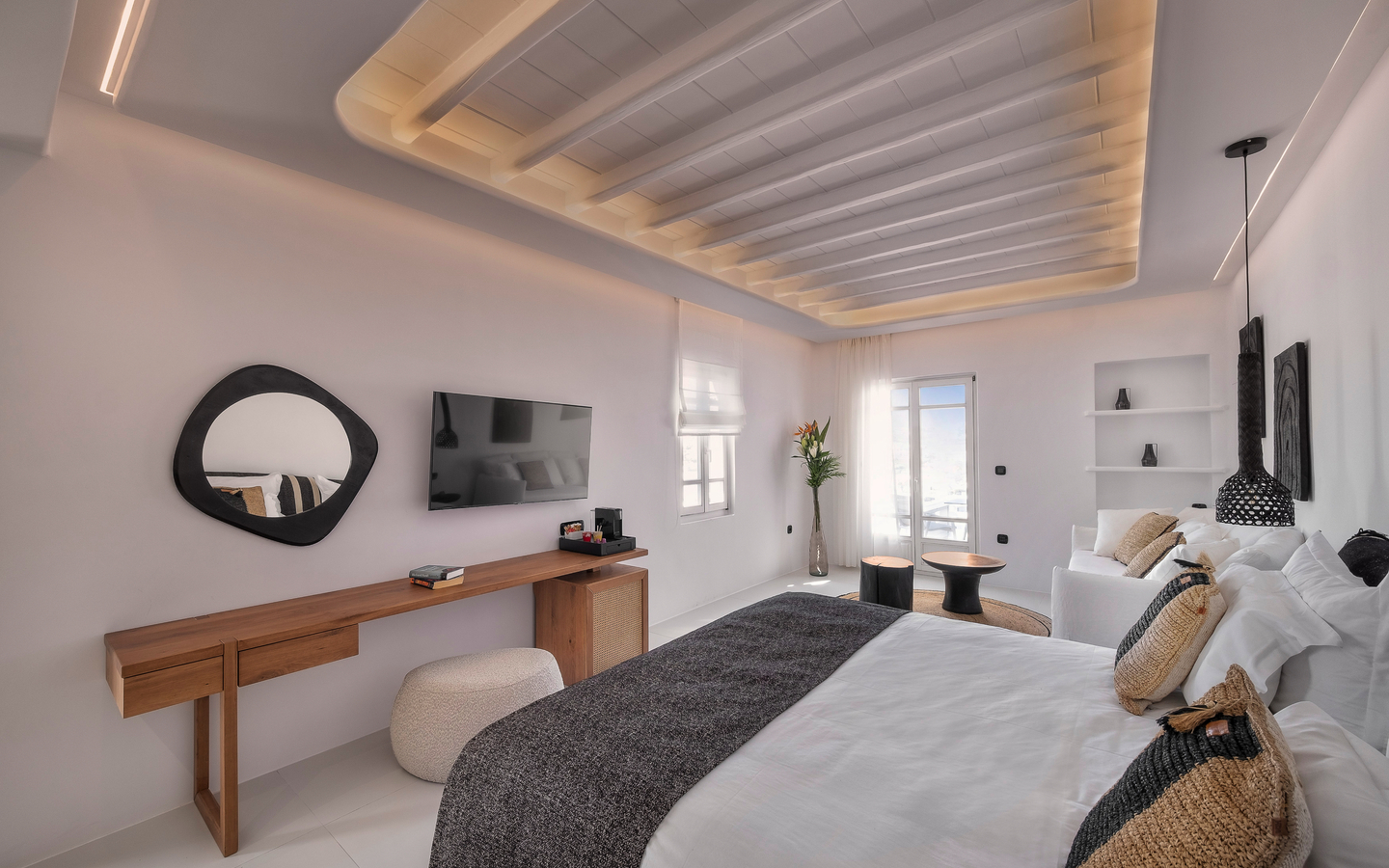Helles Hotelzimmer mit Doppelbett und modernem Dekor.