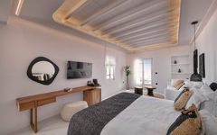 Helles Hotelzimmer mit Doppelbett und modernem Dekor.
