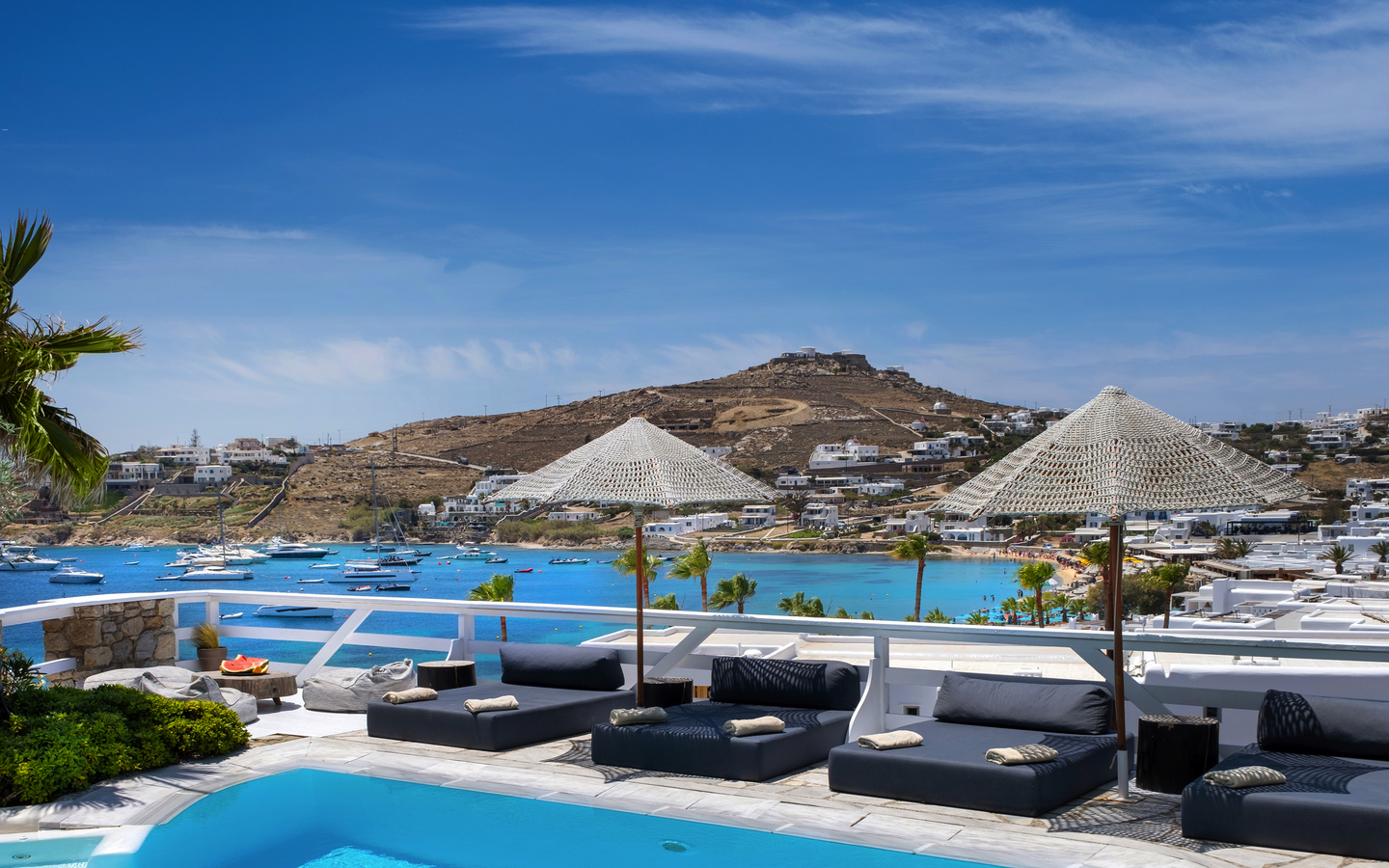 Hotelpool mit Blick auf Küste und Hügel in Mykonos, Griechenland.
