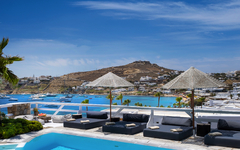 Hotelpool mit Blick auf Küste und Hügel in Mykonos, Griechenland.