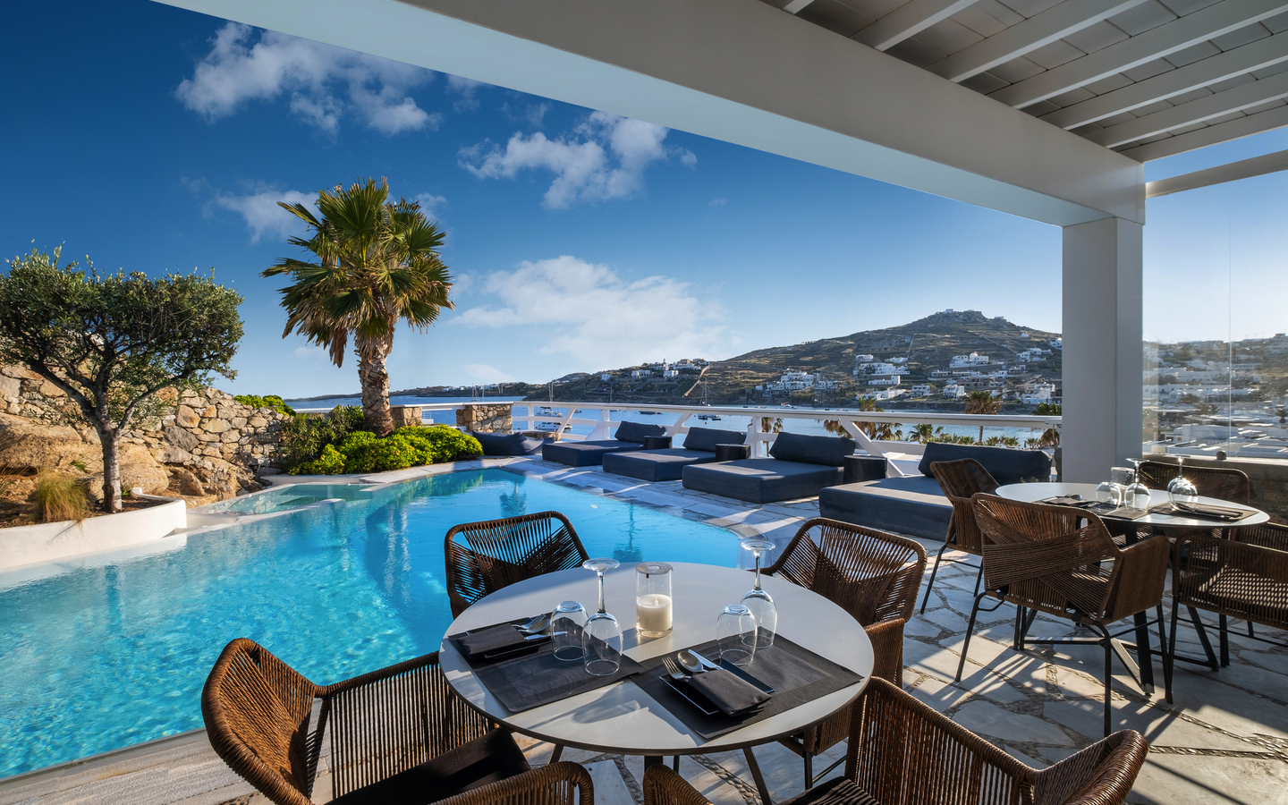 Hotelterrasse mit Pool und Blick über Mykonos, Griechenland